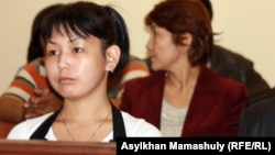 Асем Кенжебаева на суде по делу о смерти ее отца Базарбая Кенжебаева. Актау, 25 апреля 2012 года.