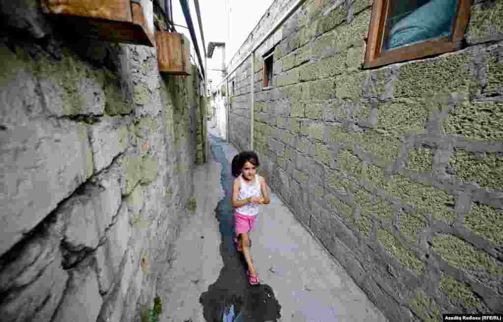 Sakinlər ara küçələrin darlığından şikayət edirlər. Həm də bildirirlər ki, zamanında özləri evlərini bu cür yaxın tikiblər. 