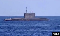 Російський підводний човен «Ростов-на-Дону» під час пуску крилатих ракет «Калібр» по об'єктах у Сирії, 9 грудня 2015 року. Скріншот з відео