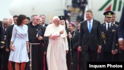  Papa Francisc,primit la aerportul Otopeni de președintele României, Klaus Iohannis și soția sa, București, 31 mai 2019