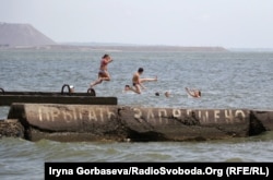 Вид на шлаковую гору металлургического комбината с мариупольского городского пляжа