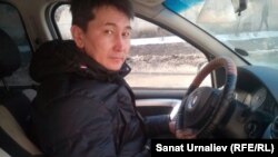 Журналист Лукпан Ахмедьяров за рулем своего автомобиля. Уральск, 28 февраля 2017 года.
