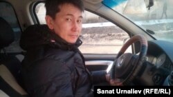 Журналист Лукпан Ахмедьяров за рулем своего автомобиля. Уральск, 28 февраля 2017 года.
