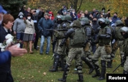 Сілавік наставіў зброю на мірных пратэстоўцаў, 1 лістапада 2020
