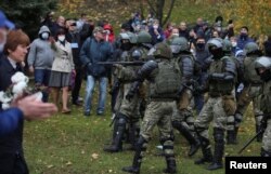 Сілавікі пагражаюць зброяй удзельнікам маршу ў Курапаты, Менск, 1і лістапада 2020