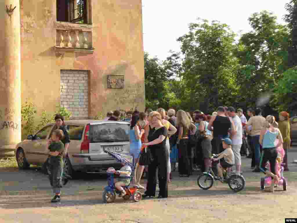 2 чэрвеня, серада - Віцебчукі, што жывуць побач з аварыйным будынкам, сабраліся на сход.