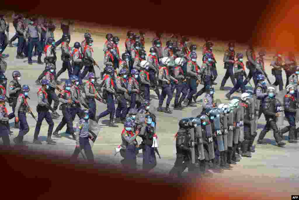 Policia përgatitet për të shpërndarë protestuesit, të cilët protestuan më 22 shkurt, në Naypyidaw kundër puçit ushtarak. (Foto nga STR / AFP)