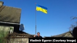 Украинский флаг над домом Егорова