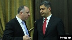 Armenia - Artur Vanetsian (R), director of the National Security Service (NSS), and Sasun Khachatrian, head of the Special Investigative Service, talk before a cabinet meeting in Yerevan, 28 June 2018.