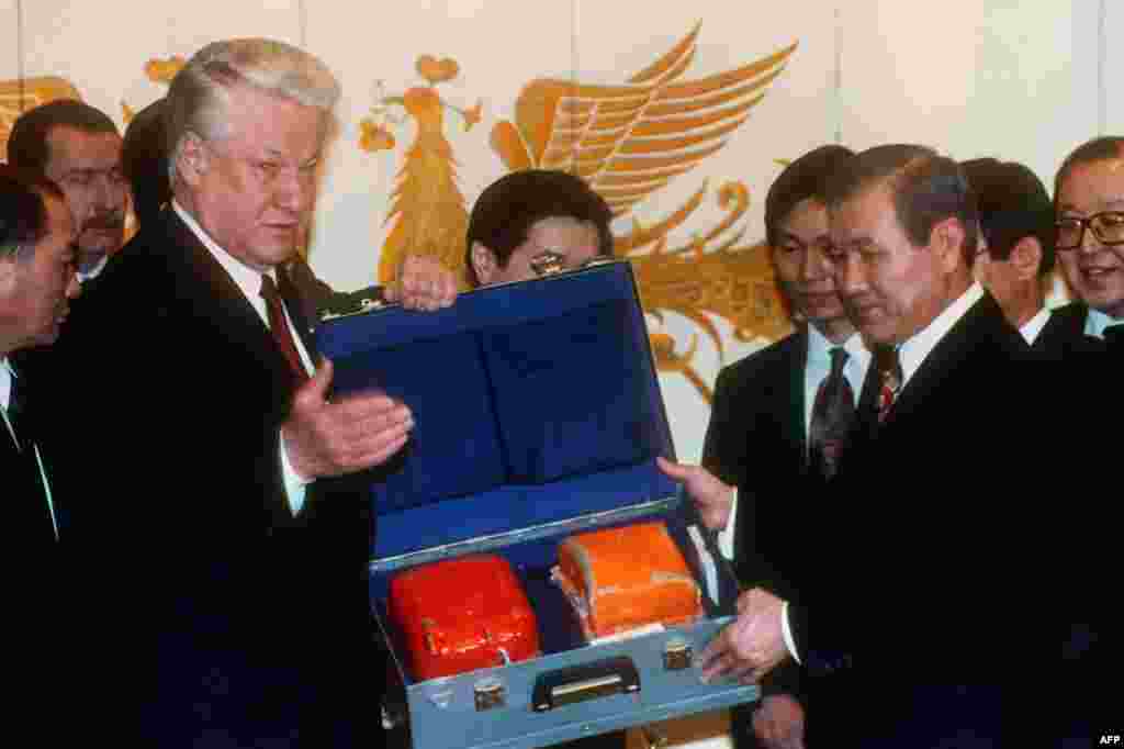 Борис Ельцин передает Южной Корее &quot;черный ящик&quot; самолета &quot;Корейских авиалиний&quot;, сбитого советскими истребителями в 1983 году. Сеул, 19 ноября 1992 года