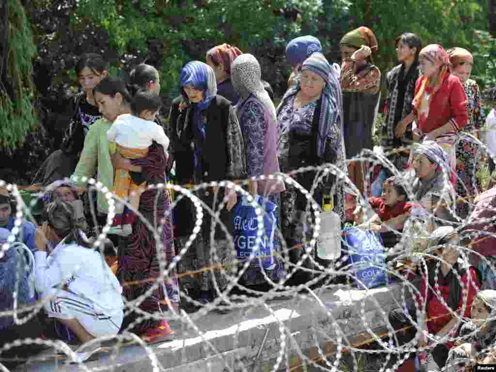 Izbjeglice na graničnom prelazu u Jalal-Kuduk,14.06.2010. 
