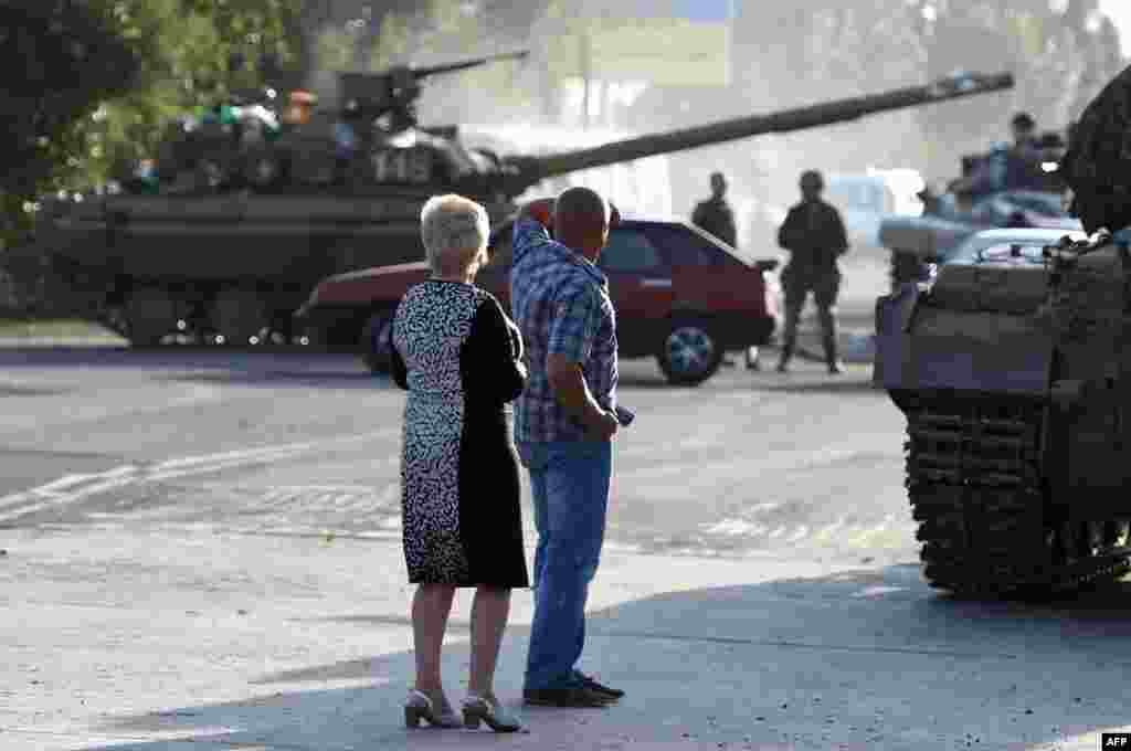 Українські танки &nbsp;на виїзді з Маріуполя, 7 вересня 2014 року