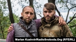 Богдан Кириченко (ліворуч, позивний «Гоша») – боєць другої штурмової роти батальйону «Донбас» та Олександр Ванек (позивний «Лунатік») – боєць другої штурмової роти батальйону «Донбас». Київ, 29 серпня 2017 року