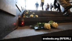 Кветкі ў памяць пра ахвяр трагедыі ў пераходзе станцыі «Няміга»