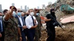 امانوئل مکرون، رئیس جمهور فرانسه در محل انفجار در شهر بیروت پایتخت لبنان