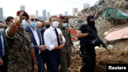 Emmanuel Macron vizitând locul exploziei care a devastat portul Beirut