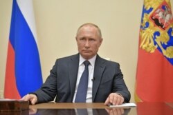 Путин во время телеобращения к россиянам из своей резиденции в Ново-Огарево