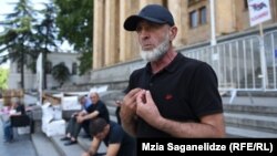 Малхаз Мачаликашвили перед зданием парламента, где он проводит перманентную акцию протеста