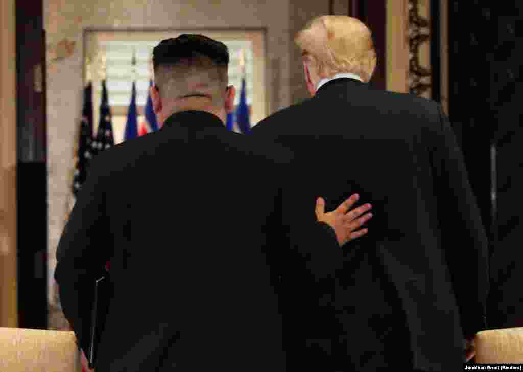 Ким Чен Ын оказывает внимание Дональду Трампу.