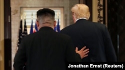 Дональд Трамп и Ким Чен Ын покидают комнату, где было подписано соглашение