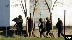 Озброєні російські військовослужбовці захоплюють українську військову частину в Сімферополі, 18 березня 2014 року