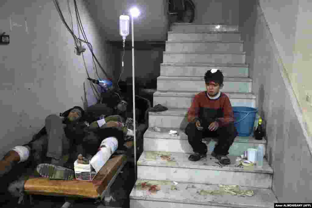 Hökümet bombalamsynda ýaralanan siriýalylar wagtlaýyn hassahanada bejergi almak üçin garaşýar. Kafr Batna, Ghouta regiony, Damaskyň etegi. 21-nji fewral. (AFP/Amer Almohibany)