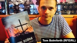 Оппозиционный активист Илья Яшин с докладом "Путин. Война".
