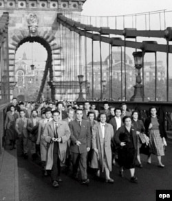 Tömegek vonulnak a budapesti Lánchídon, 1956. október 23.