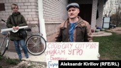 Иван Кулаков, отец одной из потерпевших девочек, вышел на пикет в поддержку сотрудников полиции