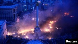 Дым над Майданом Незалежности в Киеве ранним утром 19 февраля 2014 года. 