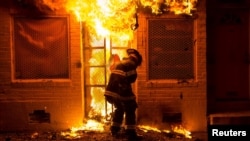 صدها مغازه در بالتیمور غارت شده و ساختمان های زیادی به آتش کشیده شدند