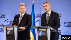 Ukrayna prezienti Petro Poroshenko (solda) və NATO-nun baş katibi Jens Stoltenberg dekabrın 13-də alyansın Brüsseldəki qərargahında görüşüblər