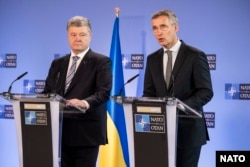 Ukrainian President Petro Poroshenko (left) and NATO Secretary-General Jens Stoltenberg after their meeting in Brussels on December 13.