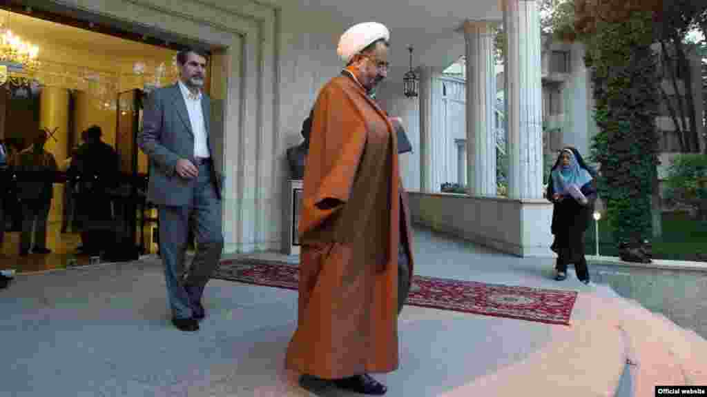 اخراج حیدر مصلحی، وزیر اطلاعات از کابینه محمود احمدی‌نژاد و اصرار آیت‌الله خامنه‌ای بر حفظ وی در اردیبهشت ۹۰، از خبرساز‌ترین رویدادهای ماه‌های نخست این سال بود، که سایه‌ای سنگین بر مناسبت سیاسی حاکمیت در ایران انداخت.