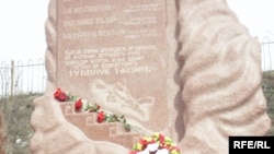Аксы окуясында курман болгондорго тургузулган эстелик. Аксы району, 17-март, 2010.