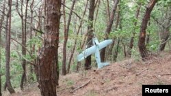 Një dron për të cilin Koreja e Jugut tha se ishte dërguar nga Koreja e Veriut, në një mal pranë zonës që ndan dy Koretë në Inje, 9 qershor 2017.