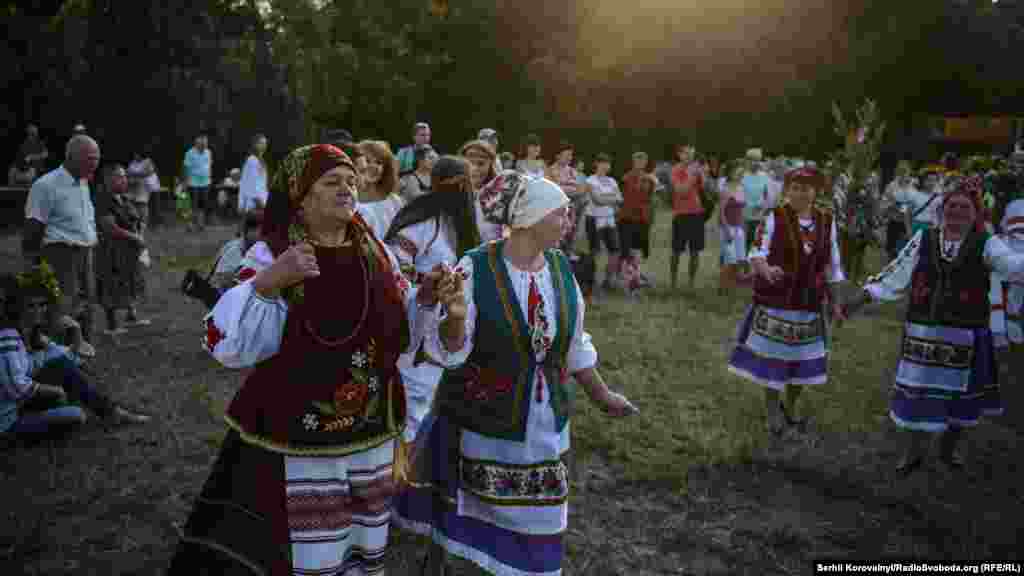 В этот праздник люди по традиции водят хороводы, поют песни.