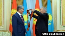Назарбаев вручил Атамбаеву орден «Достык». 7 ноября 2014 года.