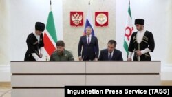 Рамзан Кадыров и Юнус-Бек Евкуров подписывают соглашение "Об установлении границы между Республикой Ингушетия и Чеченской Республикой"