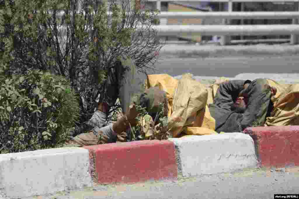 معتادین در شهر کابل قبلاً در زیر پل&zwnj;ها و ویرانه&zwnj;ها این شهر بودوباش می&zwnj;کردند اما اکنون در جاده&zwnj;ها و مناطق رهایشی مردم افزایش یافته اند.
