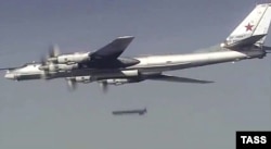 Российский стратегический бомбардировщик Ту-95 на боевом вылете