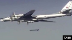 Російський стратегічний бомбардувальник Ту-95мс. На фото літак бомбардує Сирію. 17 листопада 2015 року 