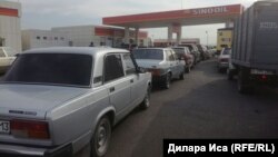 Машины выстроились в очередь за бензином у автозаправки одной из крупных сетей. Шымкент, 27 октября 2017 года.