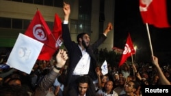 Поддржувачите на партијата Енада ја слават изборната победа.