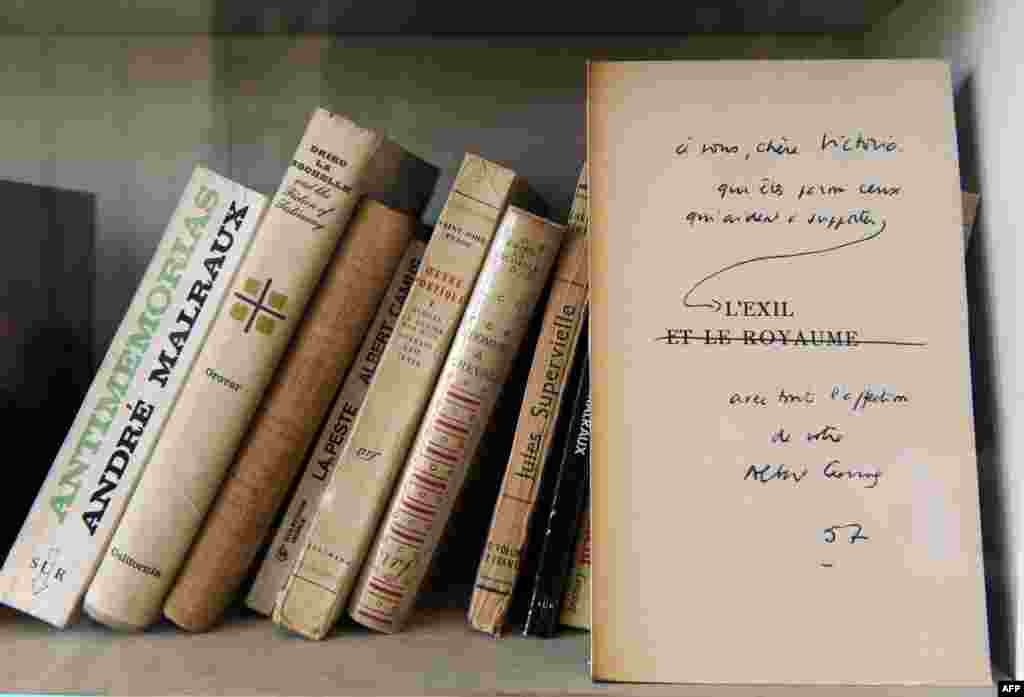 دستخط آلبرکامو بر روی یک کتاب