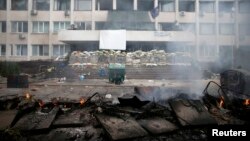 Спалені барикади біля маріупольського відділку міліції, 9 травня 2014 року