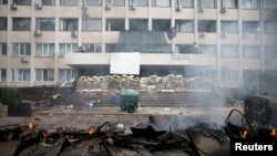 Спалені барикади біля маріупольського відділку міліції, 9 травня 2014 року