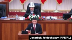 "Кыргызстан" партиясынын лидери Канатбек Исаев парламентте ант берүүдө. Фракция лидерлери ичинен депутаттарды мандатынан эркинен тыш ажыратуу аракетин Канатбек Исаев биринчи болуп баштады. 