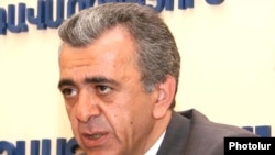 Armenia -- Transport and Communications Minister Manuk Vartanian at a news conference, 28Jun2010.