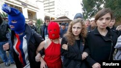 Участницы Pussy Riot на пресс-конференции в Адлере